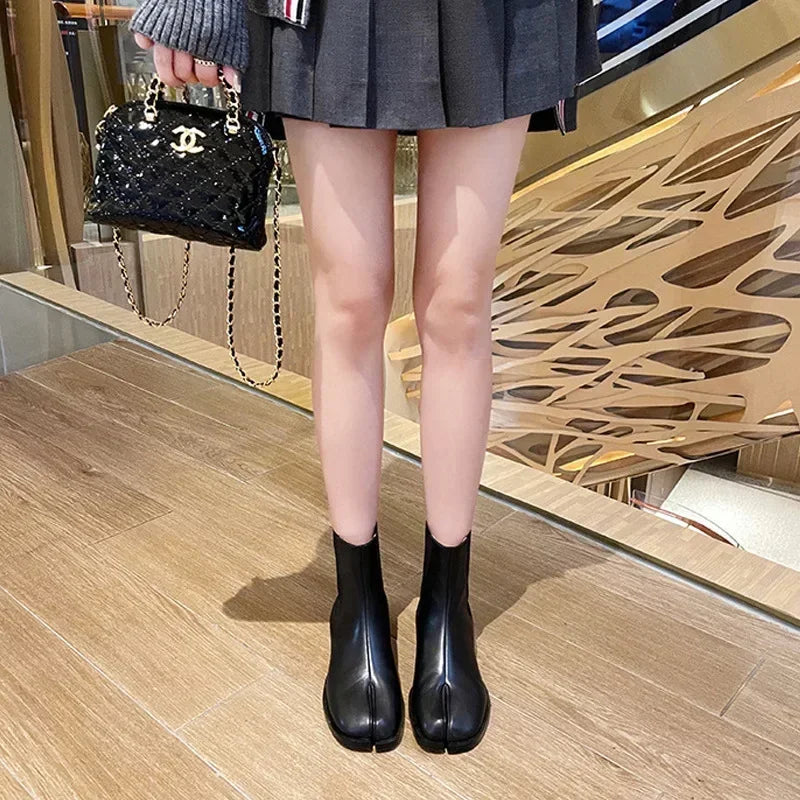 2025 Stretch Slip On Chelsea Boots Woman Split Toe Low Heels Ankle Botas Feminina Tabi Shoes Winter Patent/Matte Leather Botines
